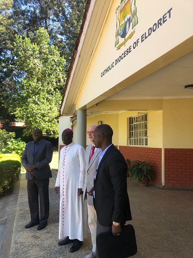 Bernd Nußbickel mit dem Bischof von Eldoret