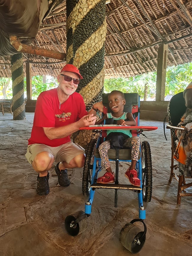 Bernd Nußbickel mit der kleinen Amina im Rollstuhl