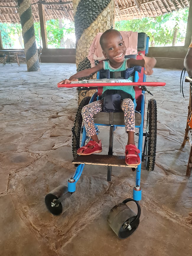 Die kleine Amina im Rollstuhl
