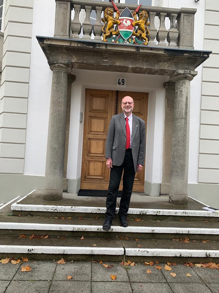 Bernd Nußbickel vor Kenianischer Botschaft in Berlin