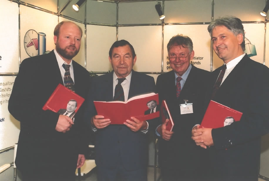 Bernd Nußbickel steht neben Jockel Fuchs und zwei anderen Männern