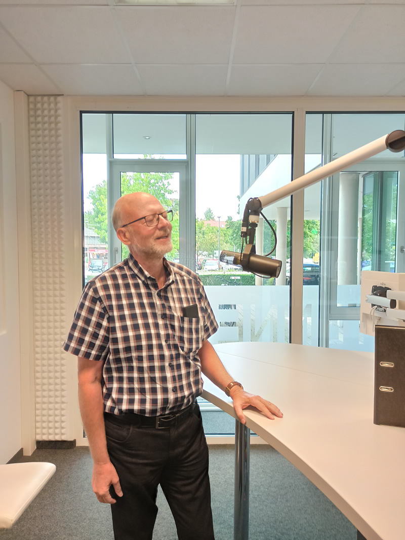 Bernd Nußbickel am Mikrofon bei Chef on Air (Antenne Mainz)