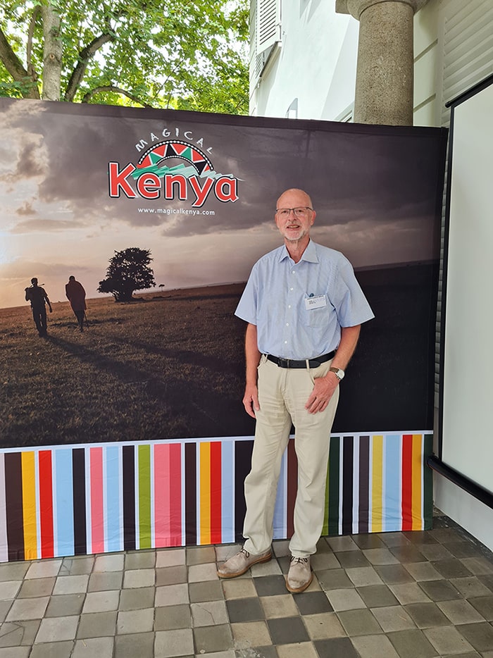 Bernd Nußbickel steht vor einem Kenya-Banner